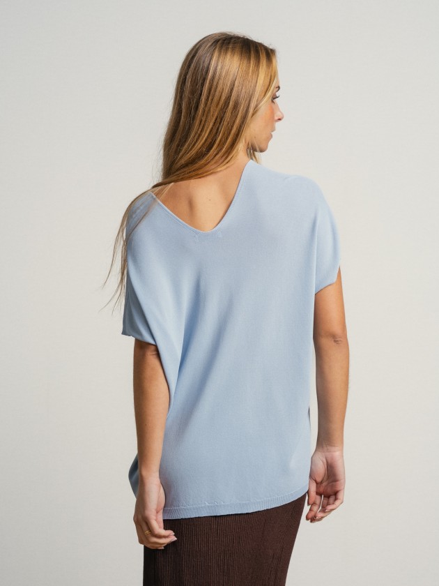 Flowy short-sleeved camisole with a round neckline and sheer Flowy short-sleeved camisole with a round neckline and sheer