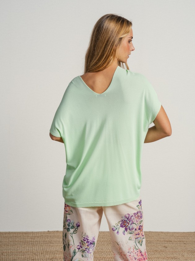 Flowy short-sleeved camisole with a round neckline and sheer Flowy short-sleeved camisole with a round neckline and sheer