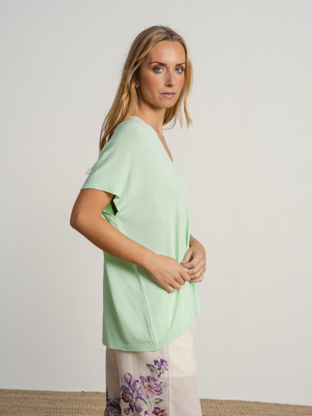 Flowy short-sleeved camisole with a round neckline and sheer Flowy short-sleeved camisole with a round neckline and sheer