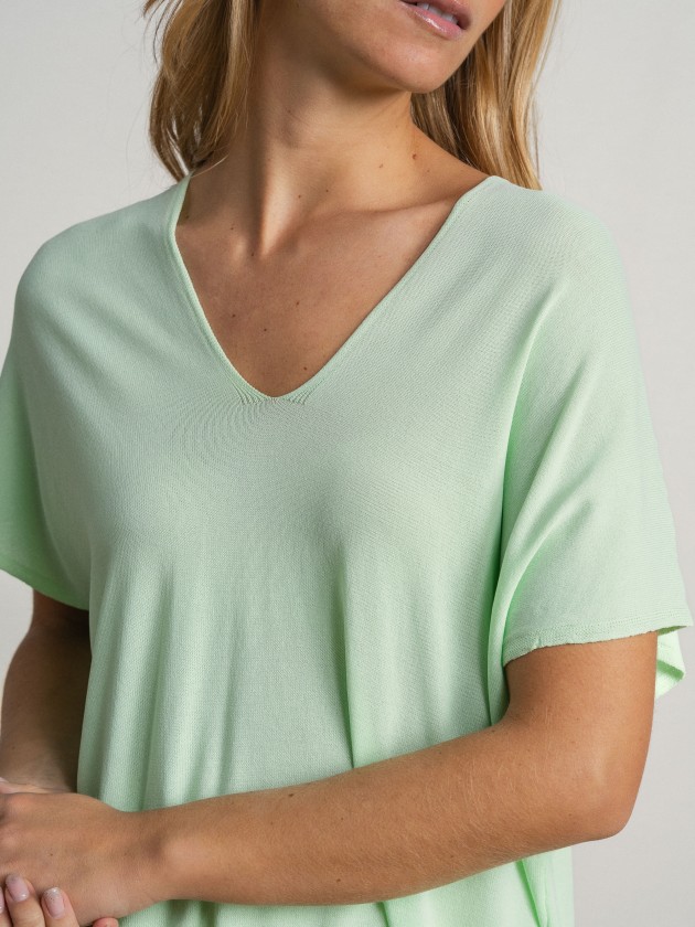 Flowy short-sleeved camisole with a round neckline and sheer Flowy short-sleeved camisole with a round neckline and sheer
