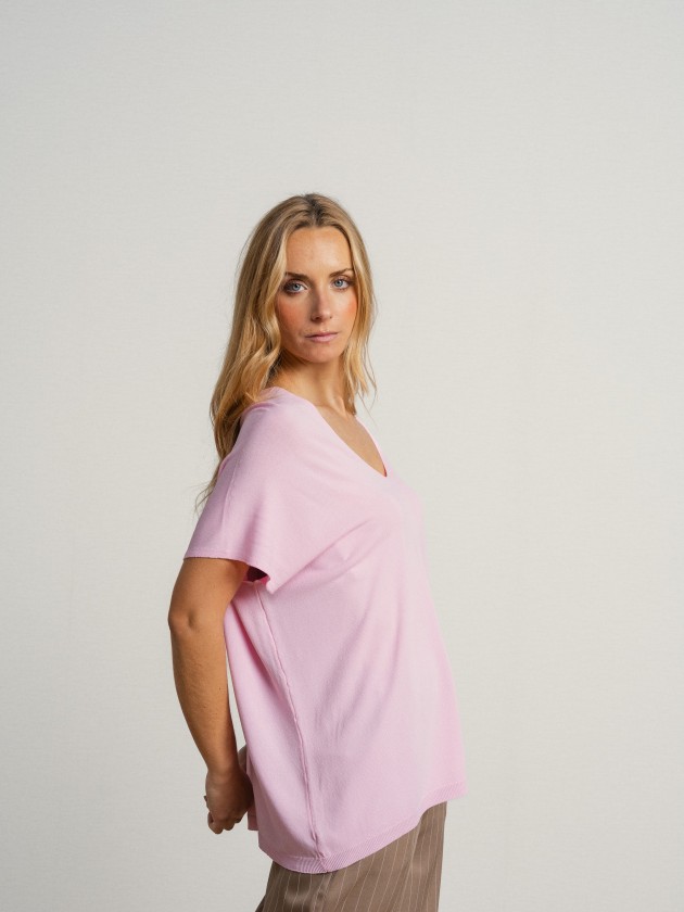 Flowy short-sleeved camisole with a round neckline and sheer Flowy short-sleeved camisole with a round neckline and sheer