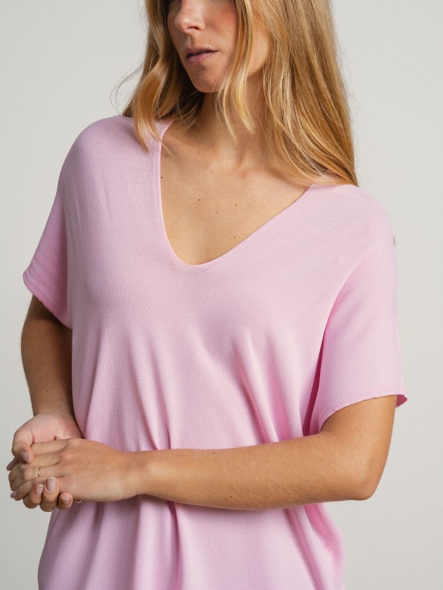 Flowy short-sleeved camisole with a round neckline and sheer Flowy short-sleeved camisole with a round neckline and sheer