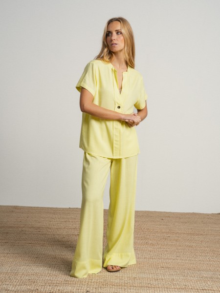 Wide-legged pants