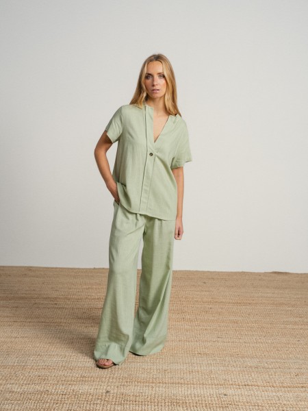 Wide-legged pants