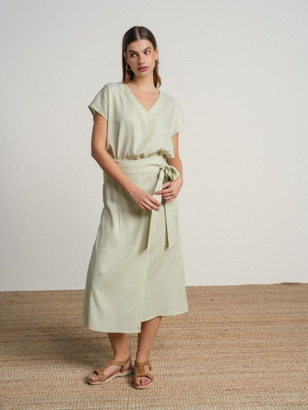 Midi skirt with side tie. Midi skirt with side tie.