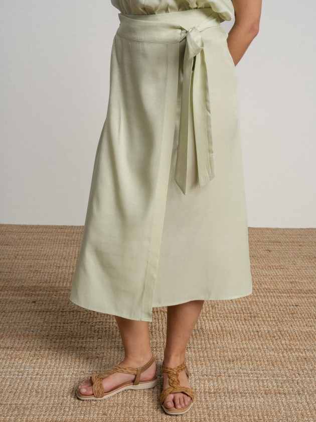Midi skirt with side tie. Midi skirt with side tie.
