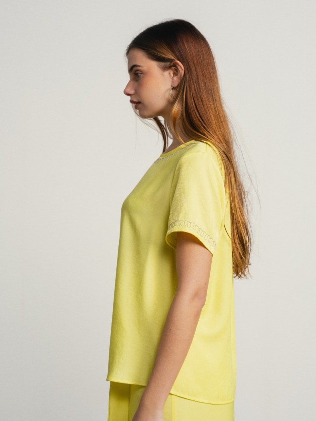 Round neck blouse with embroidery Round neck blouse with embroidery