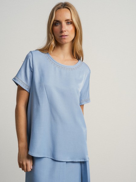 Round neck blouse with embroidery