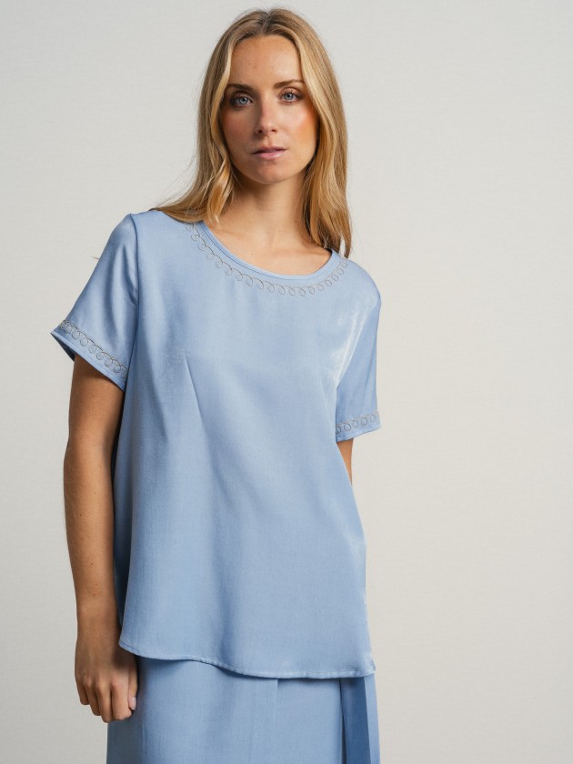 Round neck blouse with embroidery Round neck blouse with embroidery