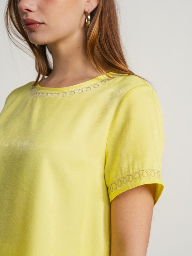 Round neck blouse with embroidery Round neck blouse with embroidery