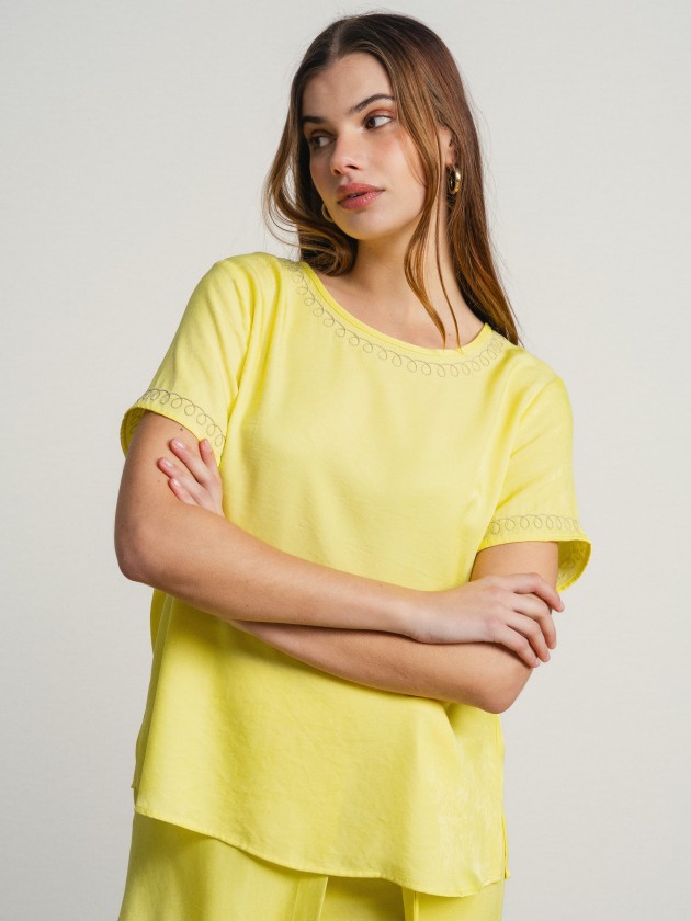 Round neck blouse with embroidery Round neck blouse with embroidery