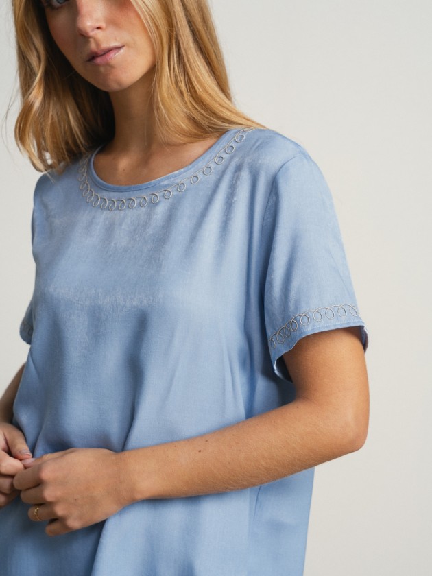 Round neck blouse with embroidery Round neck blouse with embroidery