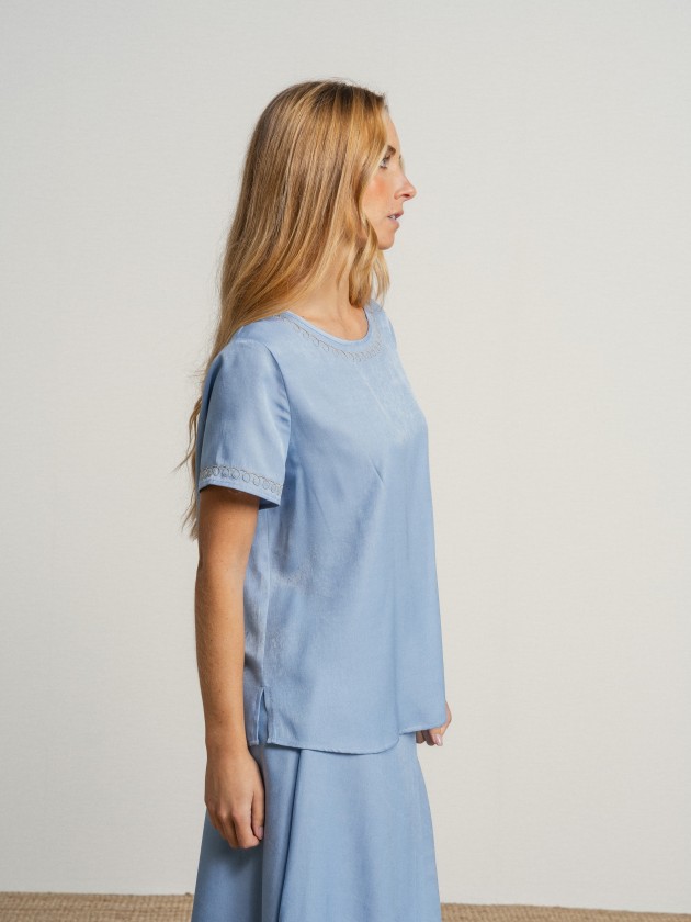 Round neck blouse with embroidery Round neck blouse with embroidery