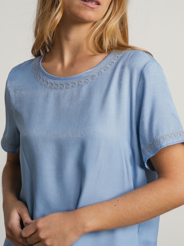 Round neck blouse with embroidery Round neck blouse with embroidery