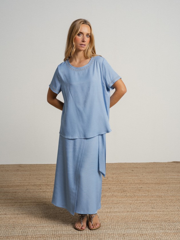 Round neck blouse with embroidery Round neck blouse with embroidery