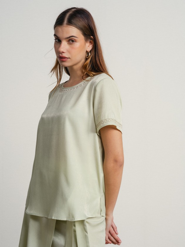 Round neck blouse with embroidery