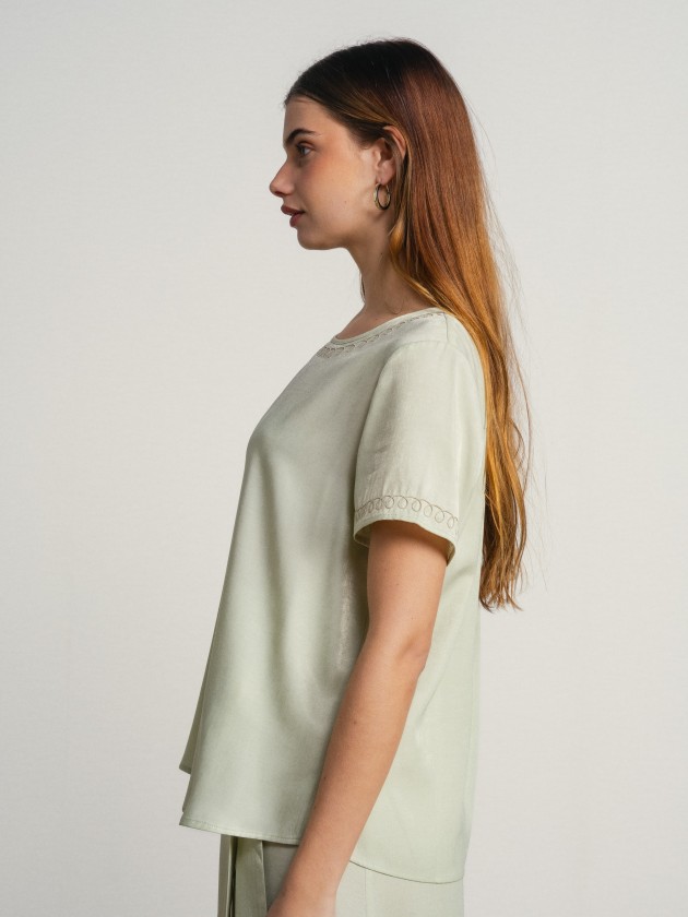 Round neck blouse with embroidery