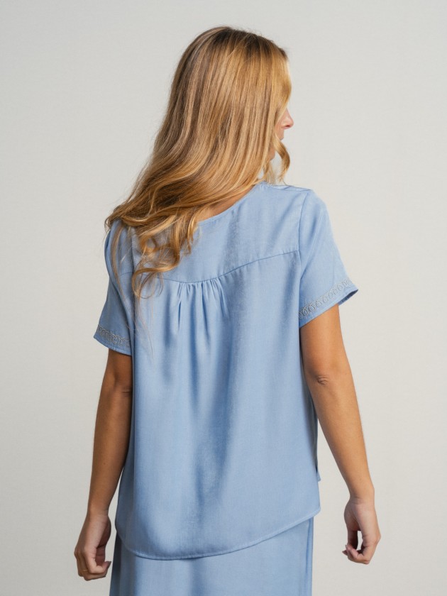 Round neck blouse with embroidery Round neck blouse with embroidery