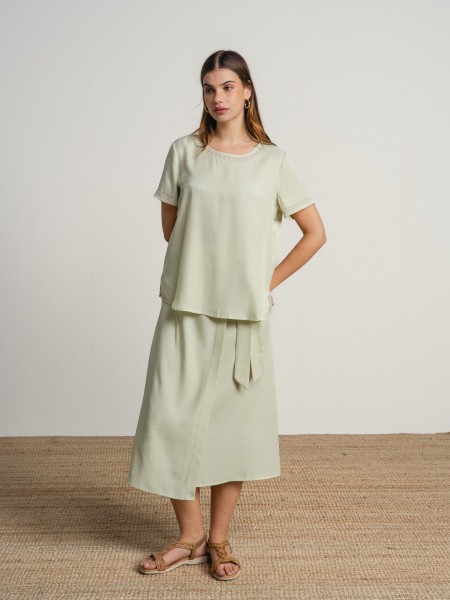 Round neck blouse with embroidery