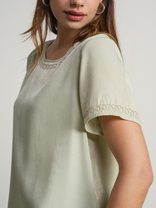 Round neck blouse with embroidery