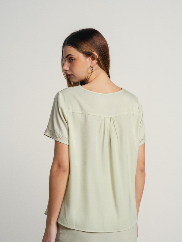 Round neck blouse with embroidery