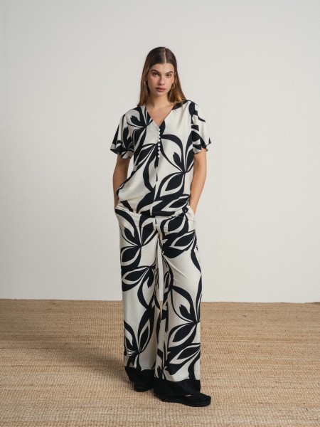 Wide-leg printed pants