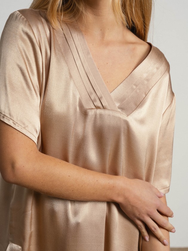V-neck blouse V-neck blouse