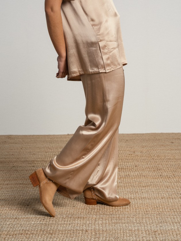 Wide-legged pants