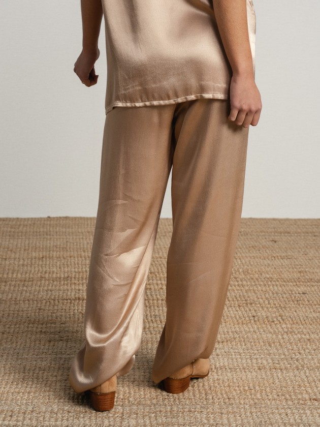 Wide-legged pants
