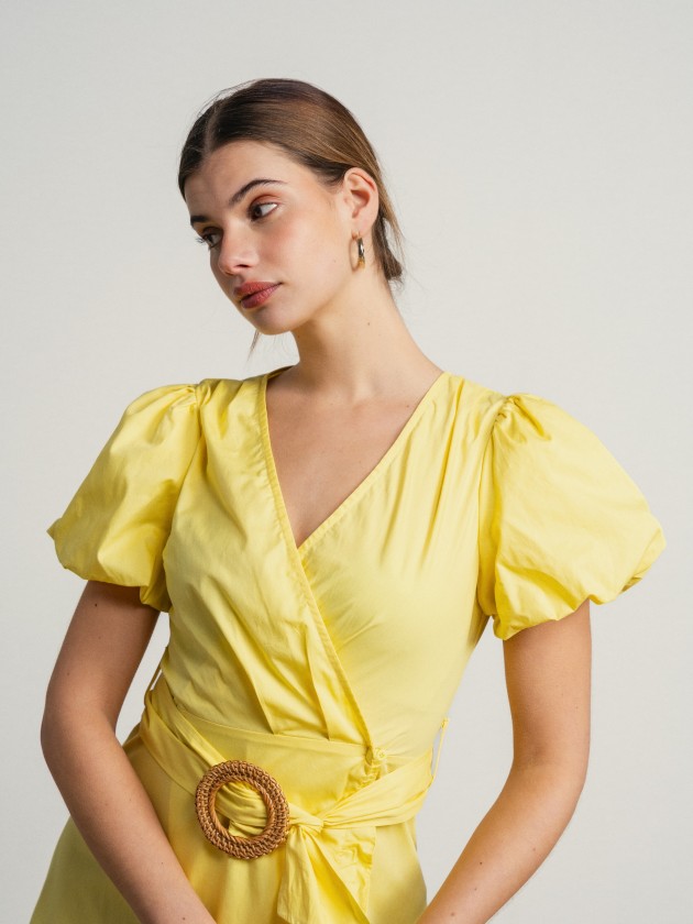 Cotton dress with balloon sleeves and belt.