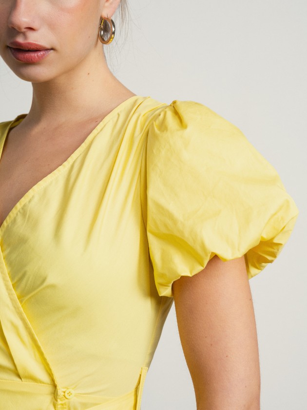 Cotton dress with balloon sleeves and belt.