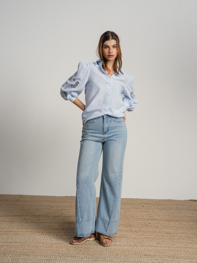 Shirt with embroidery on the sleeves.