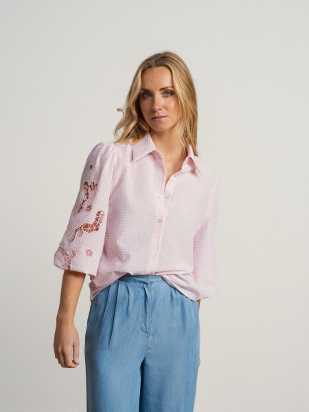 Shirt with embroidery on the sleeves.