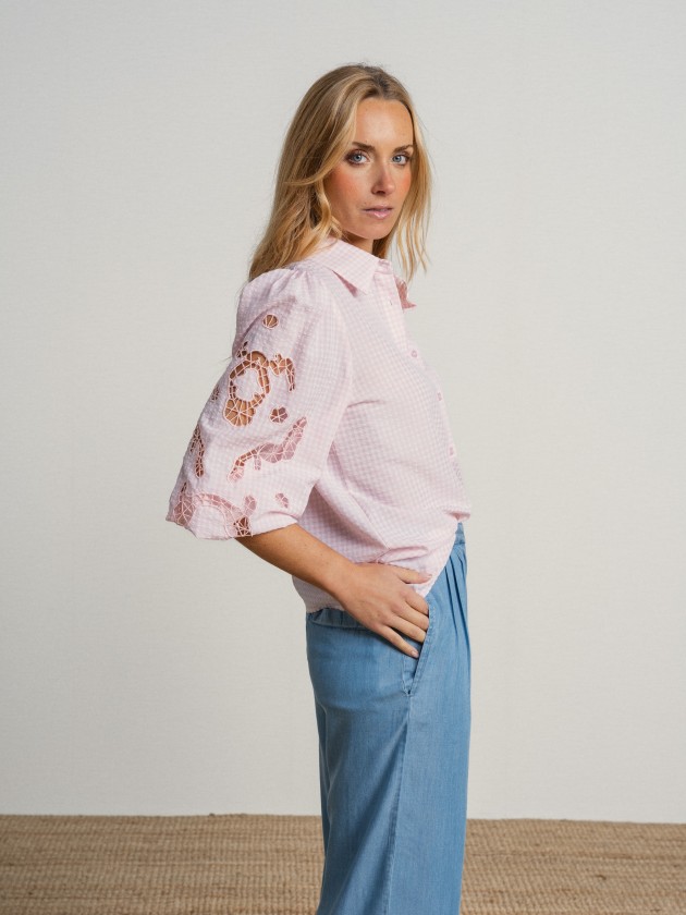 Shirt with embroidery on the sleeves.