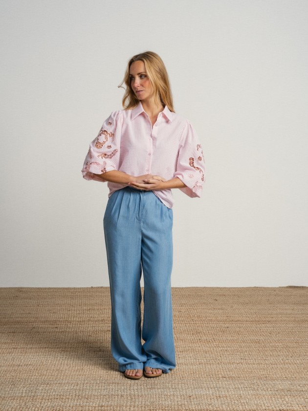 Shirt with embroidery on the sleeves.