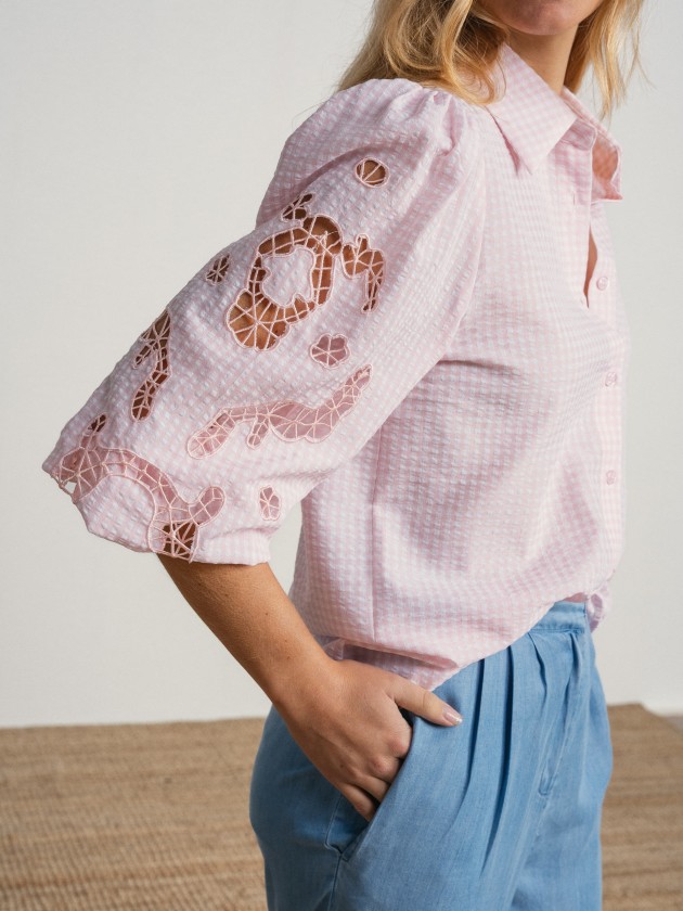 Shirt with embroidery on the sleeves.