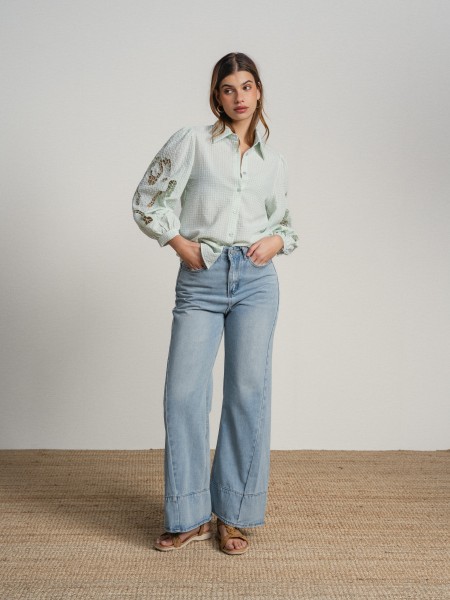 Shirt with embroidery on the sleeves.