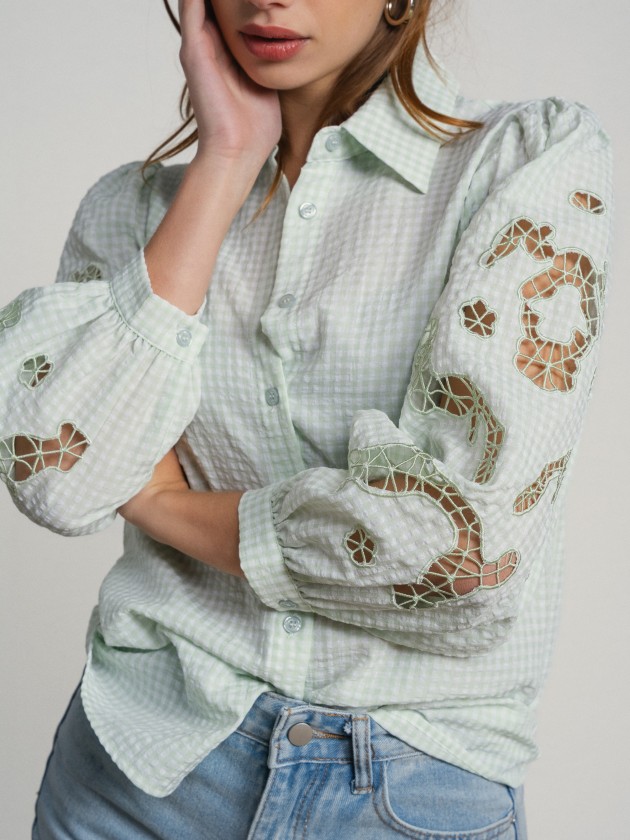 Shirt with embroidery on the sleeves.
