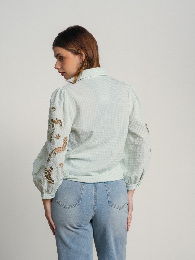Shirt with embroidery on the sleeves.