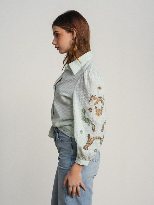 Shirt with embroidery on the sleeves.
