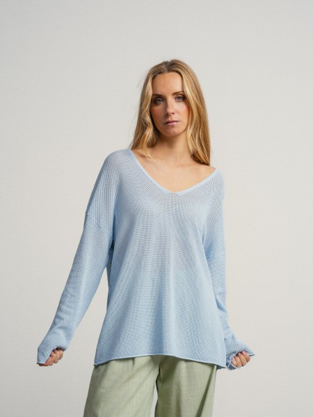 Loose-fitting v-neck sweater