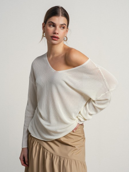 Loose-fitting v-neck sweater