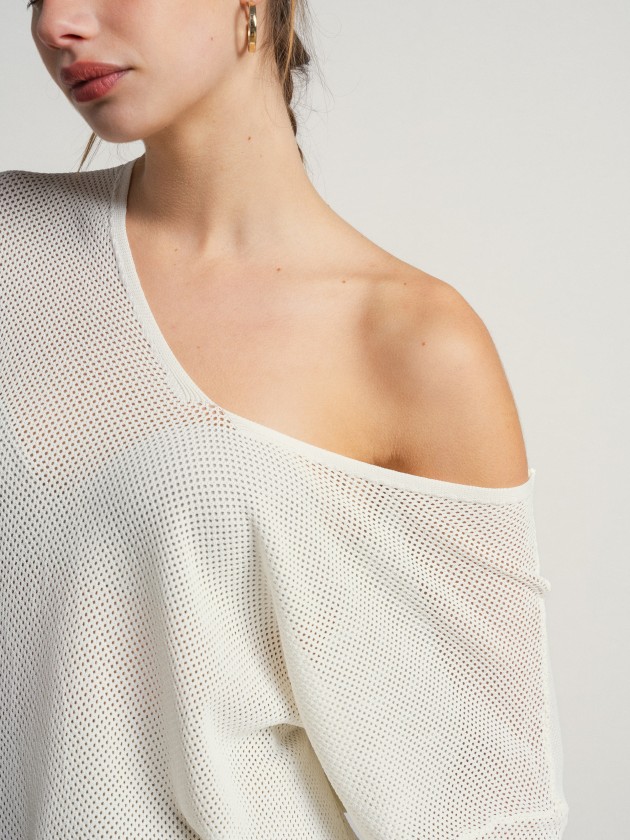 Loose-fitting v-neck sweater Loose-fitting v-neck sweater