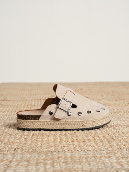 Clogs with tacks