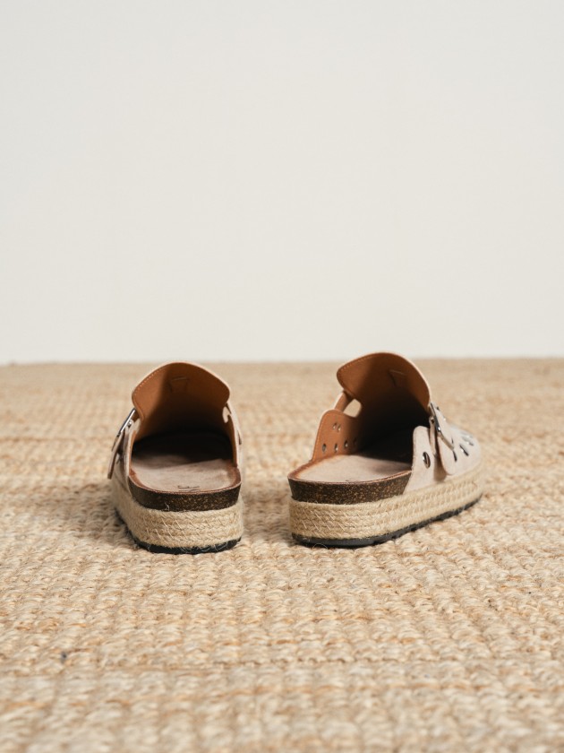 Clogs with tacks Clogs with tacks