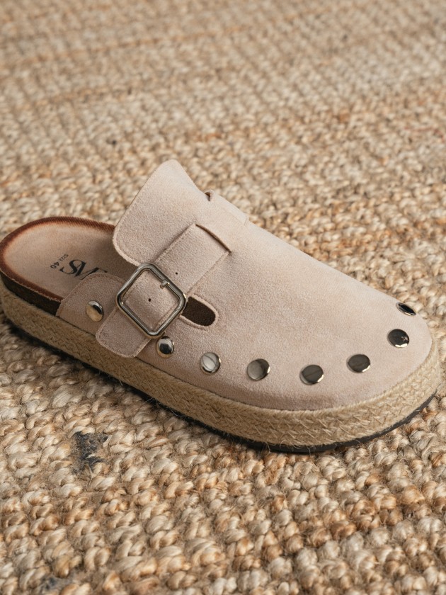 Clogs with tacks Clogs with tacks