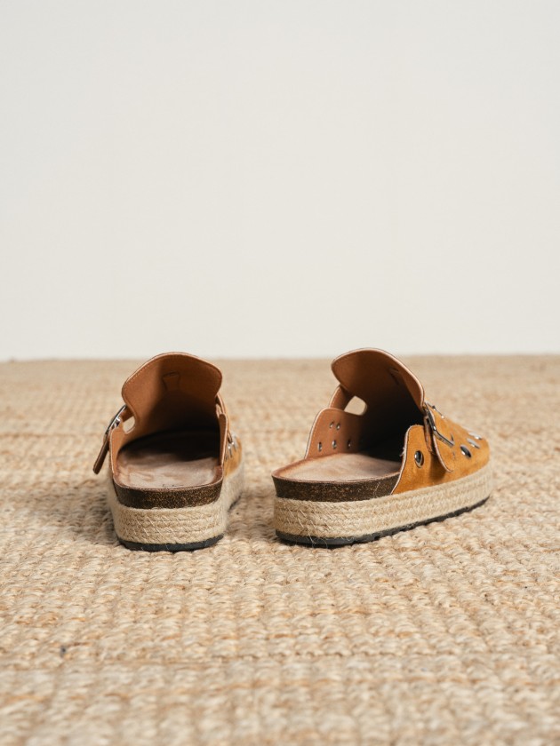 Clogs with tacks Clogs with tacks