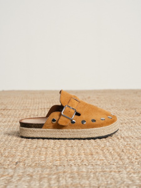 Clogs with tacks