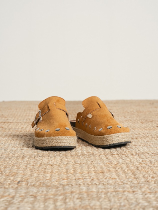 Clogs with tacks Clogs with tacks