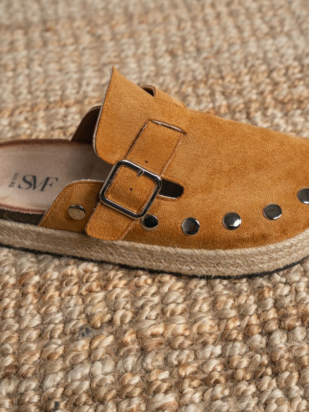 Clogs with tacks Clogs with tacks